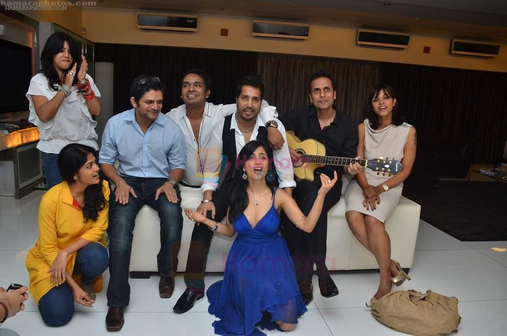 Mika Singh, Manasi Scott, Shibani Kashyap, Ekta Kapoor at Ekta and Sanjay Gupta's private dinner for Strings and other musicians in Juhu, Mumbai on 25th Aug 2011