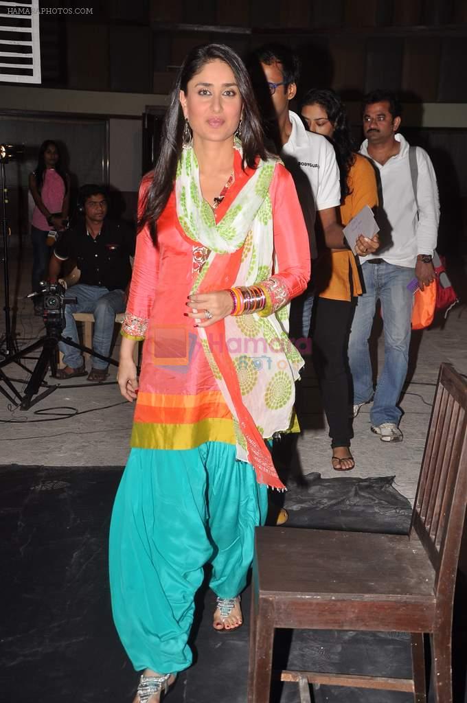 Kareena Kapoor on the sets of UTV Stars in Mehboob on 27th Aug 2011