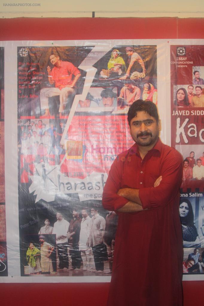 Yashpal Sharma at gulzaar saab's play kharaashein screening on 28th Aug 2011