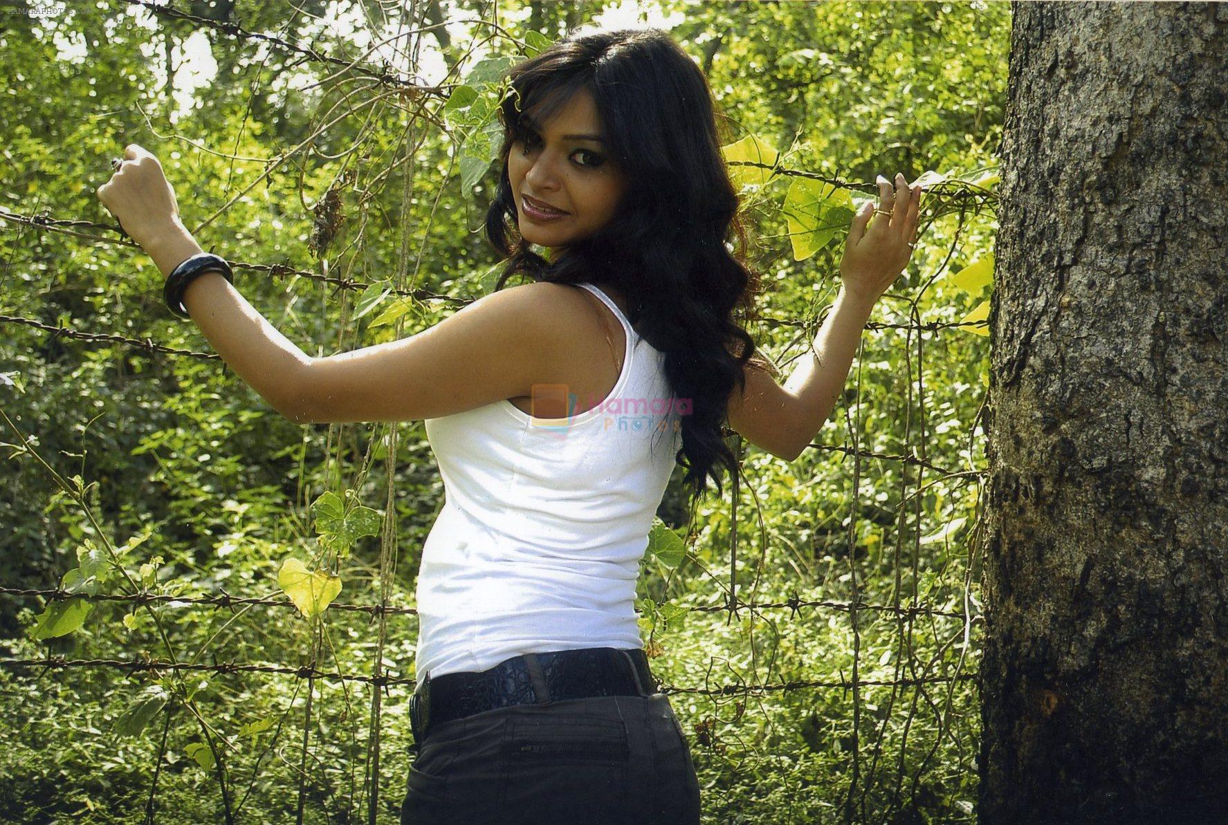 Pooja Sahu Photoshoot for movie Deyyam Vunda on 29th August 2011