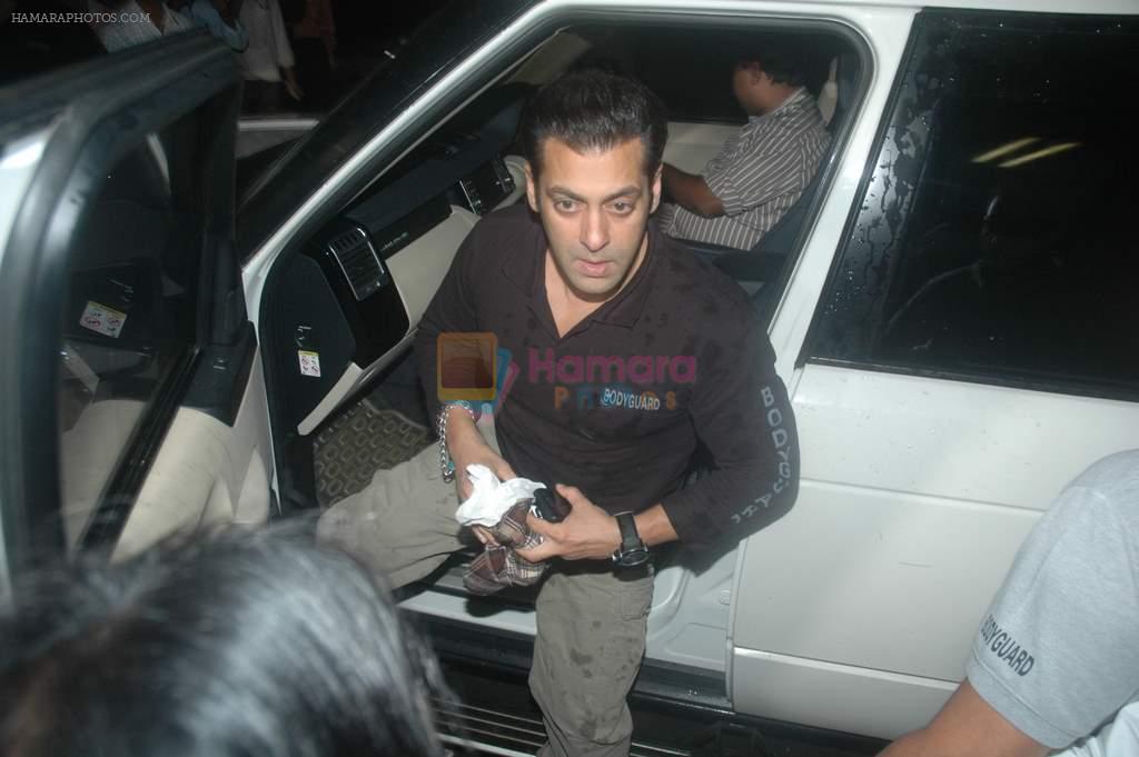 Salman Khan leaves to USA for his operation in International Airport, Mumbai on 29th Aug 2011