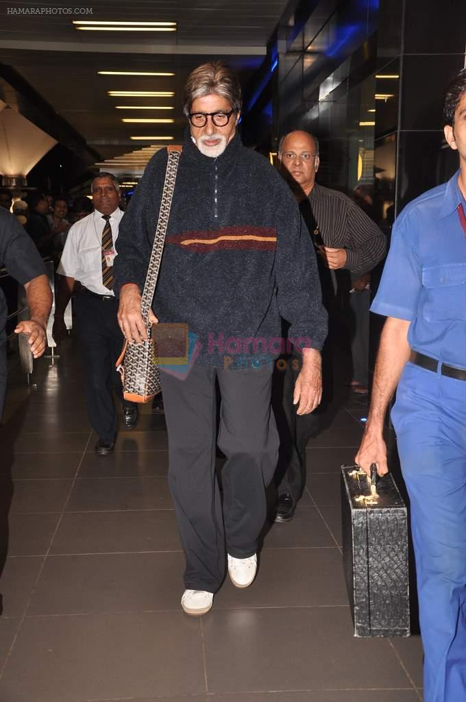 Amitabh Bachchan snapped with designer sling  in International Airport, Mumbai on 30th Aug 2011
