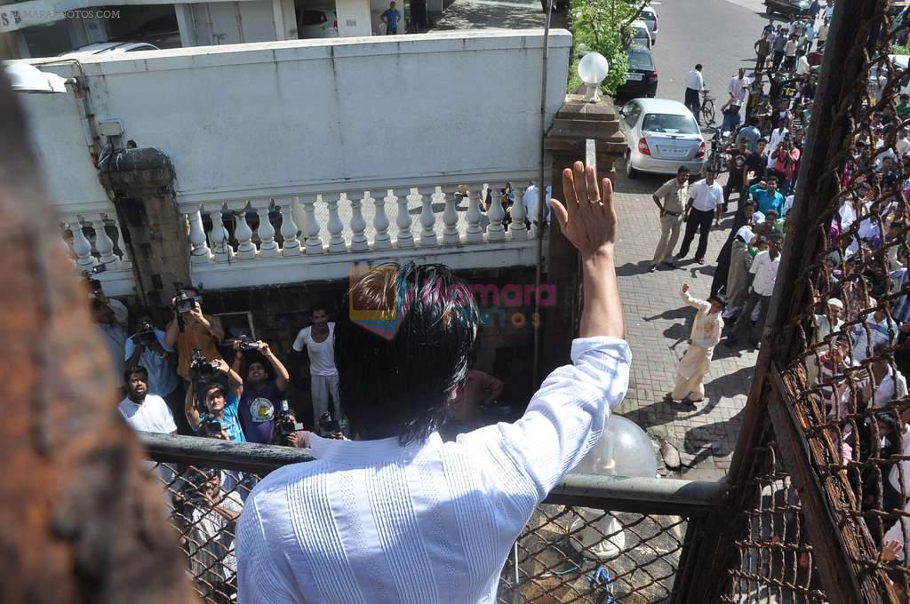 Shahrukh Khan celebrates eid with media at home on 31st Aug 2011