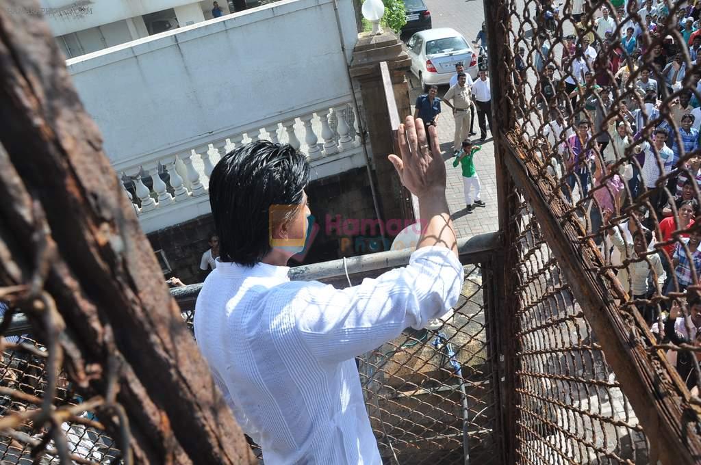Shahrukh Khan celebrates eid with media at home on 31st Aug 2011