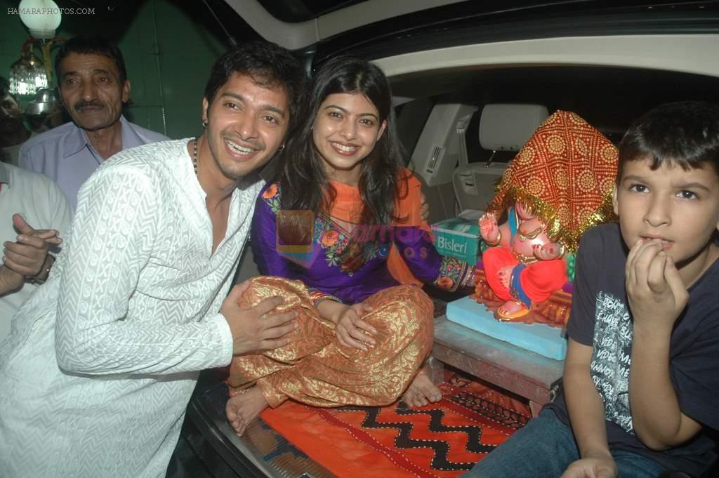 Shreyas Talpade brings ganpati home in Mumbai on 1st Sept 2011