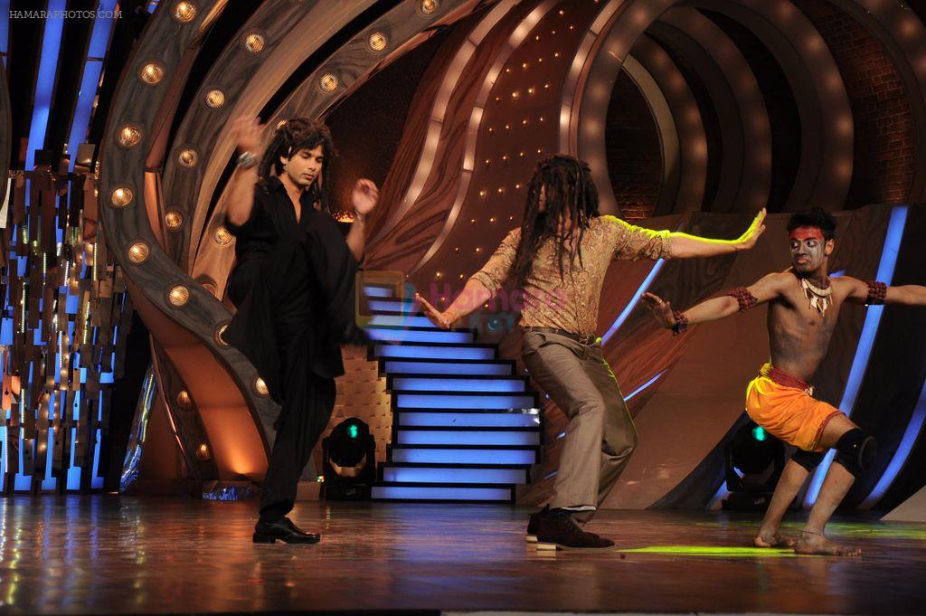 Hrithik Roshan, Shahid Kapoor on the sets of Just Dance in Filmcity, Mumbai on 2nd Sept 2011