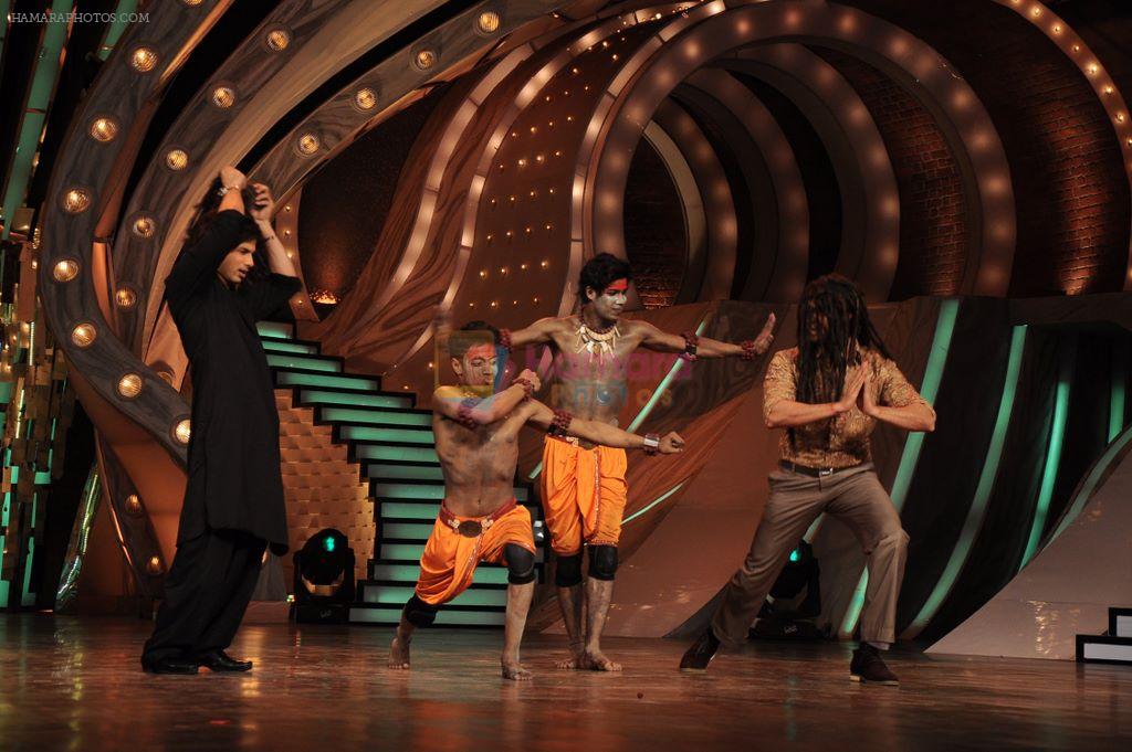 Hrithik Roshan, Shahid Kapoor on the sets of Just Dance in Filmcity, Mumbai on 2nd Sept 2011