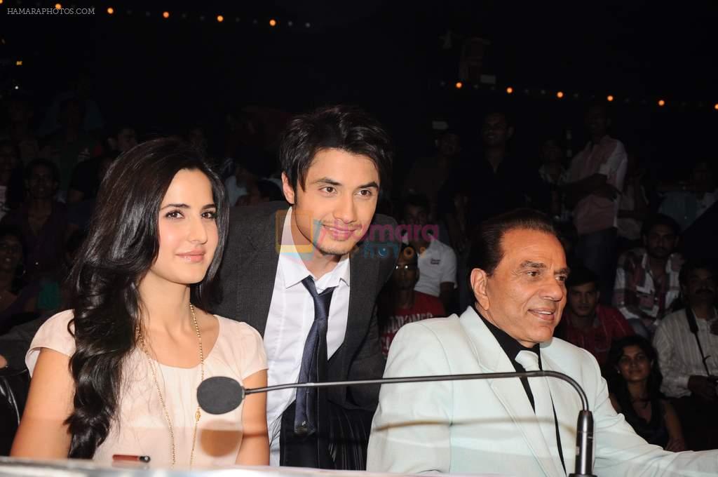 Katrina Kaif, Dharmendra, Ali Zafar on the sets of India's Got Talent in Mumbai on 3rd Sept 2011
