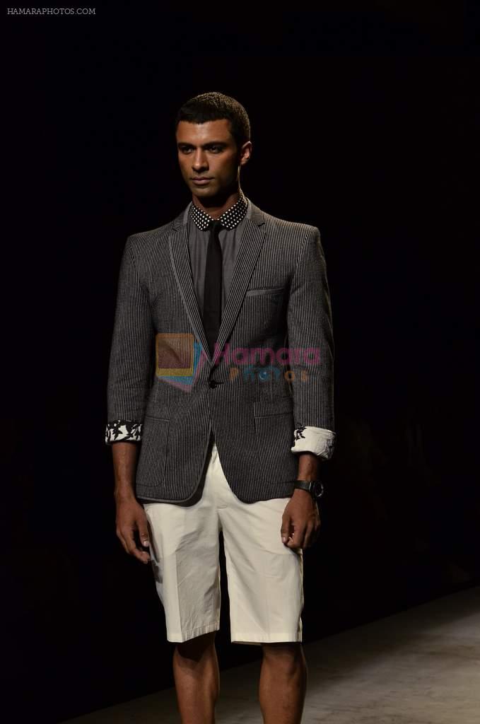 Model walk the ramp for Rohit Gandhi and Rahul Khanna at Van Heusen India Mens Week Day 2 on 3rd Sept 2011