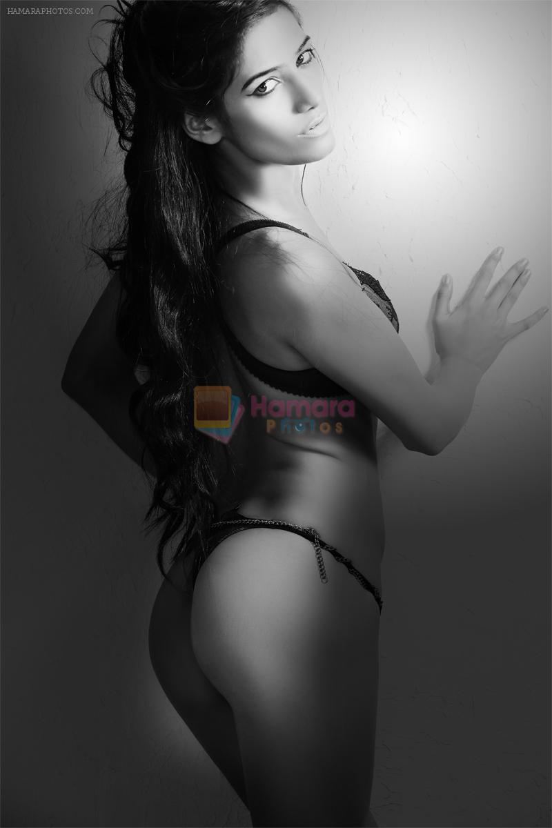 Poonam Pandey to partially strip for Team India