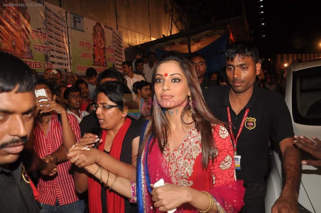 Bipasha Basu visit Lalbaug Ka Raja in Lower Parel, Mumbai on 5th Sept 2011