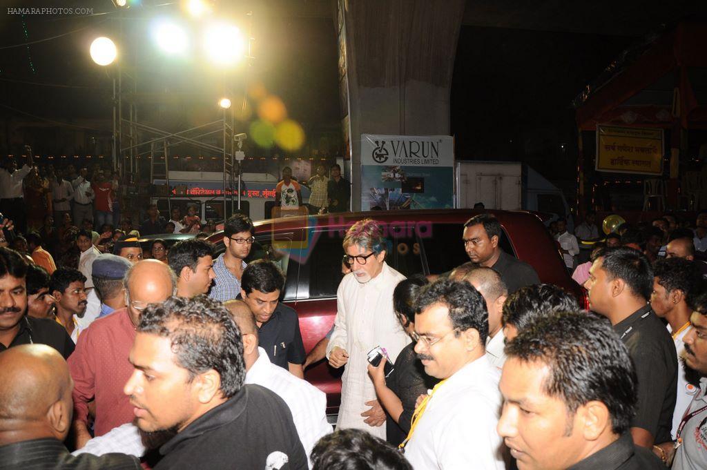 Amitabh Bachchan visits Lalbaug cha Raja Ganesha in Mumbai on 5th Sept 2011