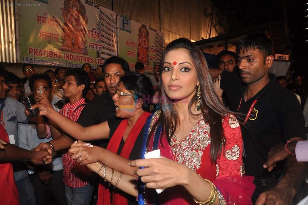 Bipasha Basu visit Lalbaug Ka Raja in Lower Parel, Mumbai on 5th Sept 2011