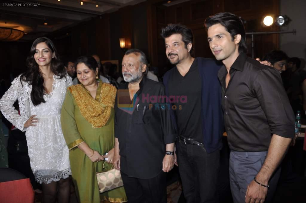 Sonam Kapoor, Shahid Kapoor, Pankaj Kapoor, Supriya Kapoor, Anil Kapoor at Mausam film music success bash in J W Marriott on 8th Sept 2011