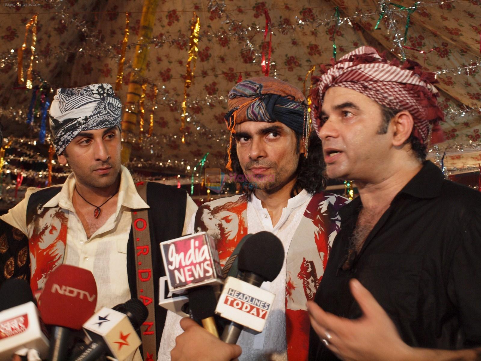 Ranbir Kapoor, Imtiaz Ali and Mohit Chauhan visits the Hazrat Nizamuddin Dargah in Delhi on 20th Sept 2011