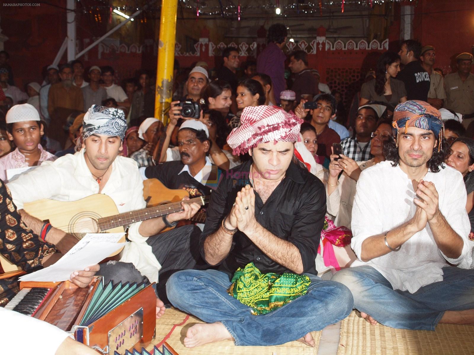 Ranbir Kapoor, Mohit Chauhan and Imtiaz Ali visits the Hazrat Nizamuddin Dargah in Delhi on 20th Sept 2011