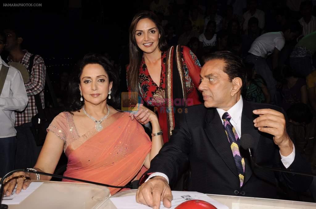 Esha Deol, Hema Malini, Dharmendra on the sets of India's Got Talent in Filmcity, Mumbai on 22nd Sept 2011