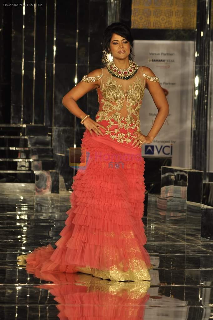 Sameera Reddy walk the ramp for Shane Falguni Show at Amby Valley India Bridal Week day 4 on 26th Sept 2011