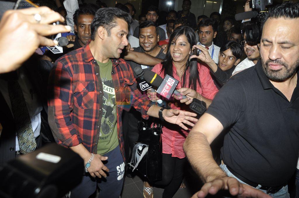 Salman Khan returns back after successful Surgery in Airport, Mumbai on 27th Sept 2011