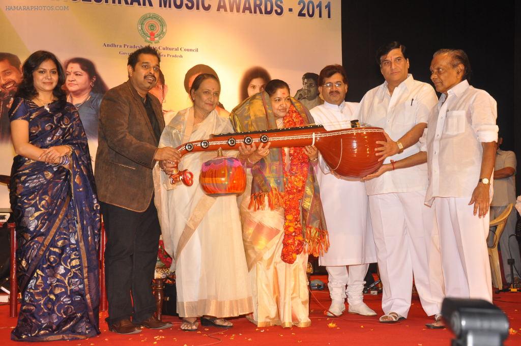 Shankar Mahadevan, Sunitha Upadrashta, K.S.Chitra attends 2011 Lata Mangeshkar Music Awards on 27th September 2011