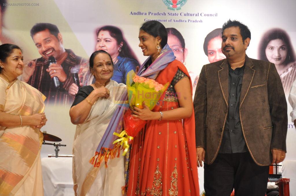 Shankar Mahadevan, K.S.Chitra attends 2011 Lata Mangeshkar Music Awards on 27th September 2011