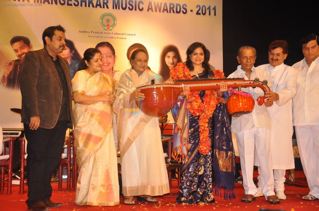 Shankar Mahadevan, Sunitha Upadrashta, K.S.Chitra attends 2011 Lata Mangeshkar Music Awards on 27th September 2011