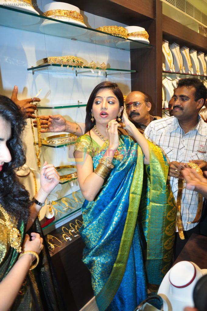 Poonam Kaur at CMR Shopping Mall Launch on 28th September 2011