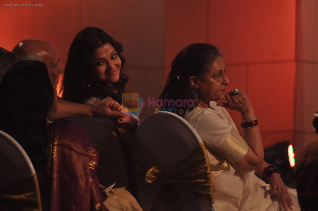 Aishwarya Rai Bachchan at the launch of the Hanuman Chalisa album in Mehboob Studio on 9th Oct 2011