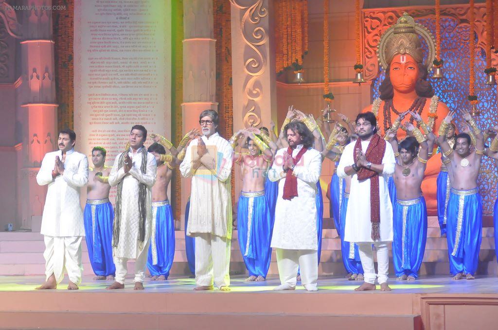 Manoj Tiwari, Aadesh Shrivastav, Amitabh Bachchan, Hans Raj Hans at the launch of the Hanuman Chalisa album in Mehboob Studio on 9th Oct 2011