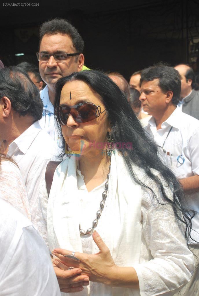 Ila Arun pay last tribute to jagjit singh in Chandanwadi, Mumbai on 11th Oct 2011