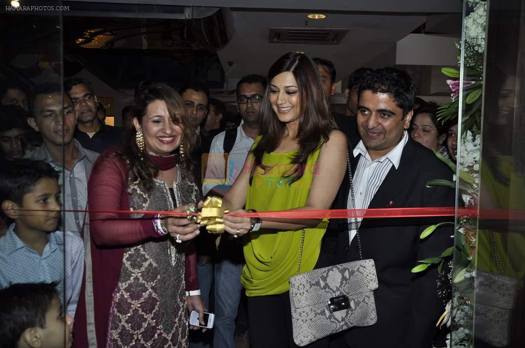 Sonali Bendre inaugurates Imitiaz Motiwala store in Atria Mall on 22nd Oct 2011