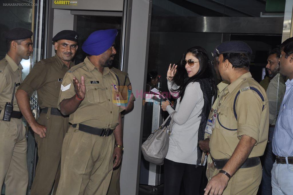 Kareena Kapoor leave for Ra.One Premiere tour in Airport, Mumbai on 23rd Oct 2011