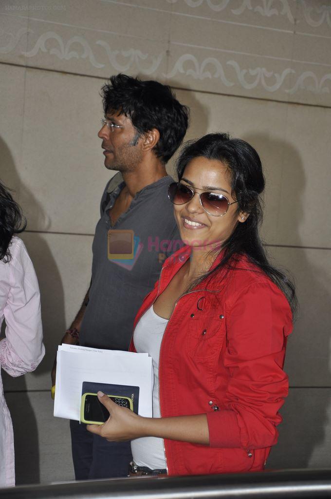 Shahana Goswami, Milind Soman leave for Ra.One Premiere tour in Airport, Mumbai on 23rd Oct 2011