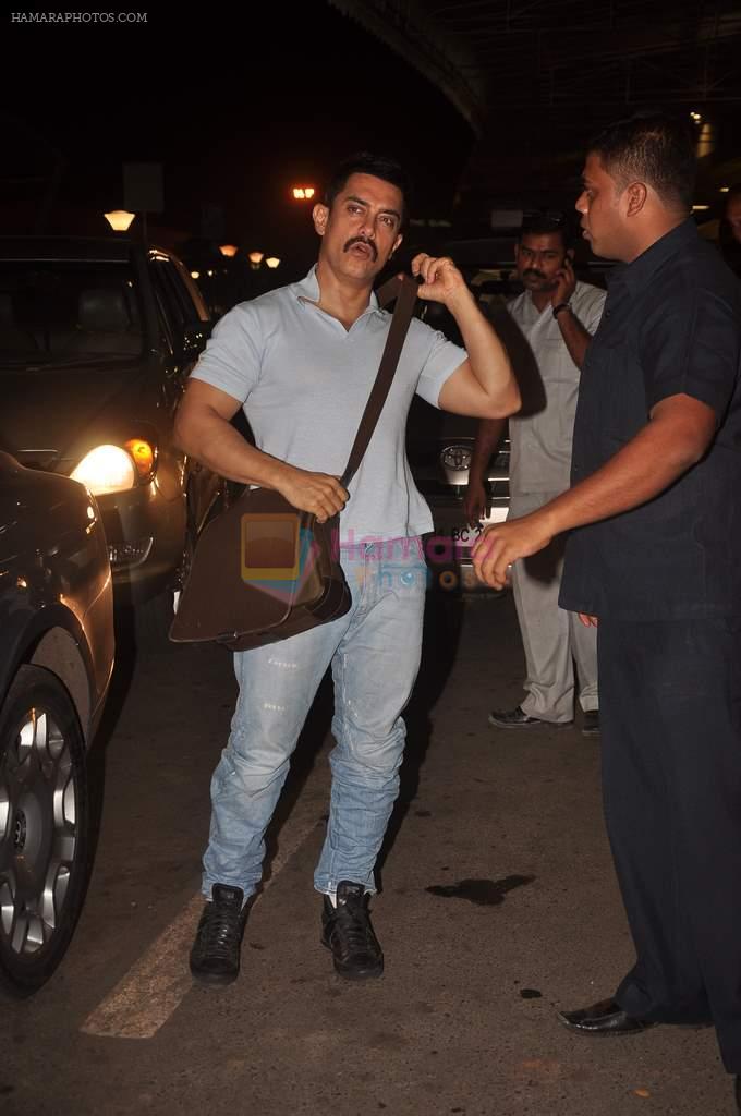 Aamir Khan snapped at airport on 27th Oct 2011
