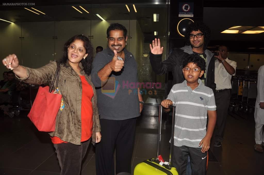 Shankar Mahadevan snapped at airport on 27th Oct 2011