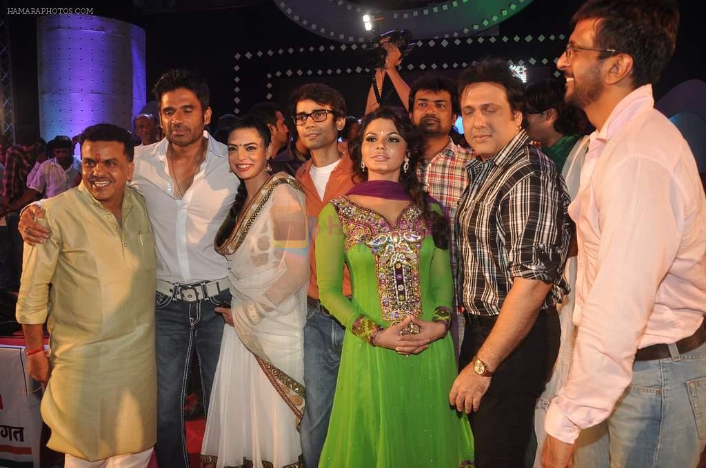 Sanjay,Suniel Shetty, Shweta Bhardwaj, Rajneesh Thakur, Rakhi Sawant, Govinda, Javed Jaffery with the star cast of the film The Loot at Sanjay Nirupam's Chatt Pooja in Juhu Beach on 1st Nov 2011