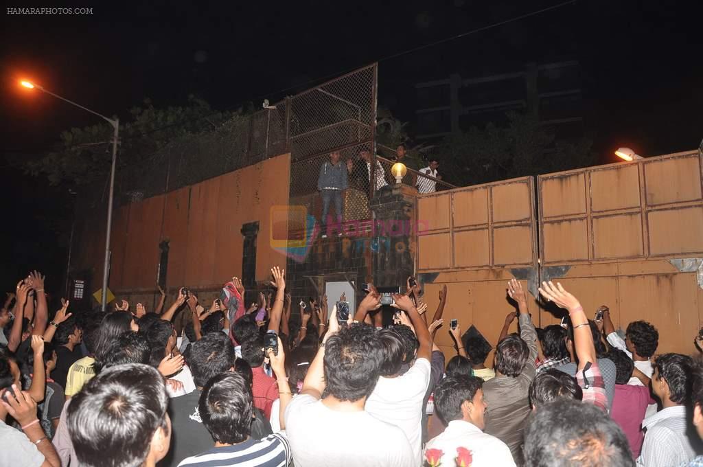 Shahrukh Khan meets fans on the occasion of his birthday post midnight in Mannat, Mumbai on 1st Nov 2011
