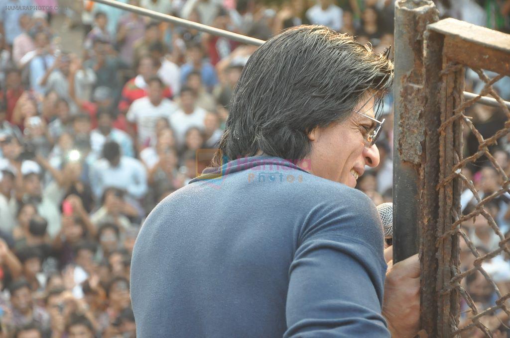 Shahrukh Khan celebrates birthday with media in Mannat, Bandra on 2nd Nov 2011