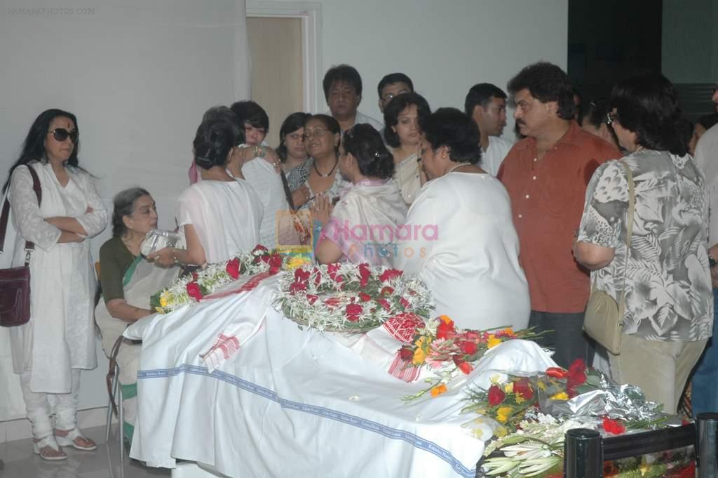 Ila Arun, Ashok Pandit at Bhupen Hazrika's prayer meet in Kokilaben Hospital on 6th Nov 2011