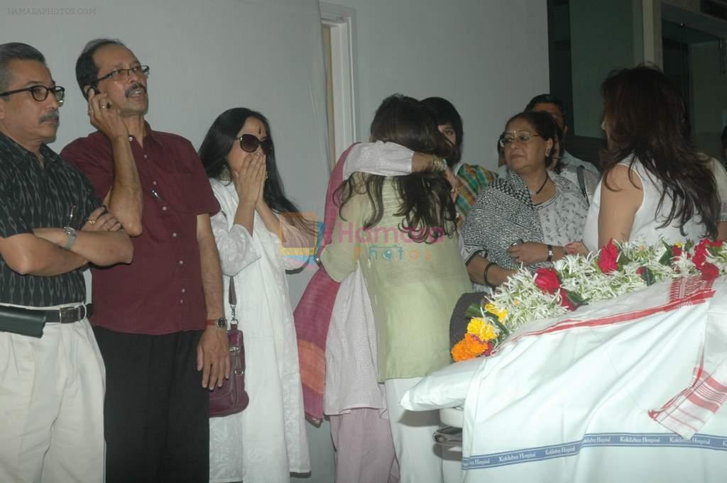 Tina Ambani at Bhupen Hazrika's prayer meet in Kokilaben Hospital on 6th Nov 2011