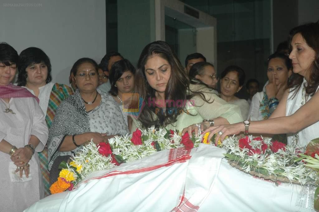Tina Ambani at Bhupen Hazrika's prayer meet in Kokilaben Hospital on 6th Nov 2011