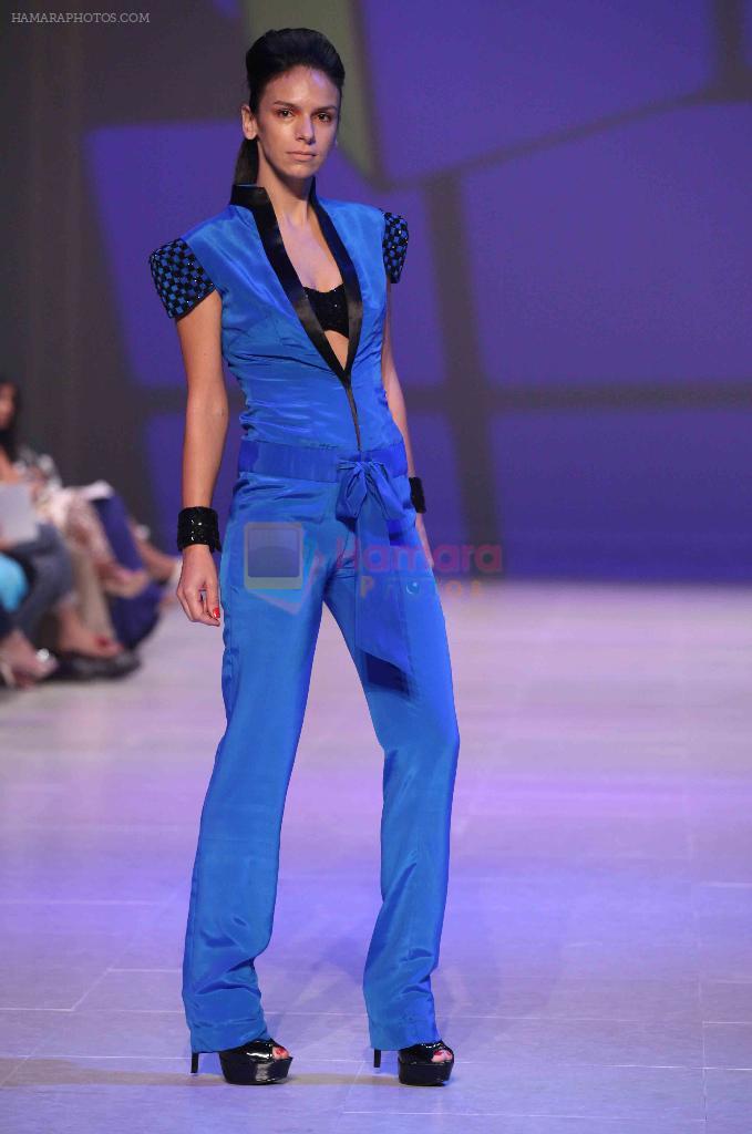 Model walks the ramp for Riddhi Siddhi at Dubai fashion week on 9th Nov 2011