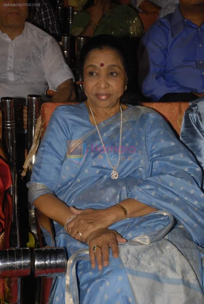 Asha Bhosle at a Marathi concert to pay tribute to Yashwant Dev in Sathaye College on 10th Nov 2011