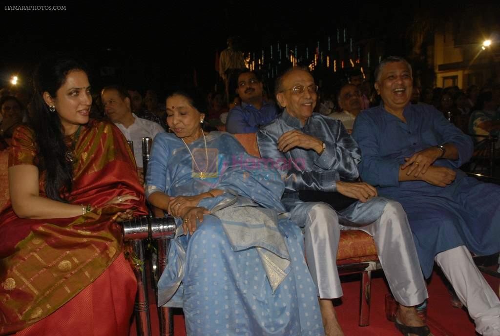 Asha Bhosle at a Marathi concert to pay tribute to Yashwant Dev in Sathaye College on 10th Nov 2011