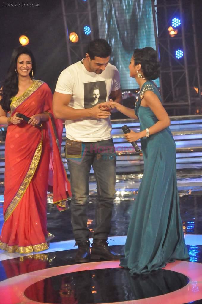 John Abraham, Mona Singh, Mansi Parekh on the sets of Star Ya Rockstar in Famous on 15th Nov 2011
