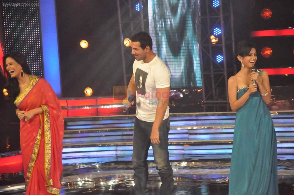 John Abraham, Mona Singh, Mansi Parekh on the sets of Star Ya Rockstar in Famous on 15th Nov 2011
