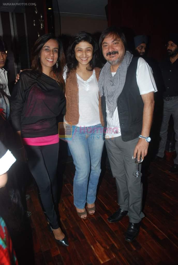 Ragini Khanna, Tony Singh, Deeya Singh at Tony Singh's birthday bash in Andheri, Mumbai on 15th Nov 2011