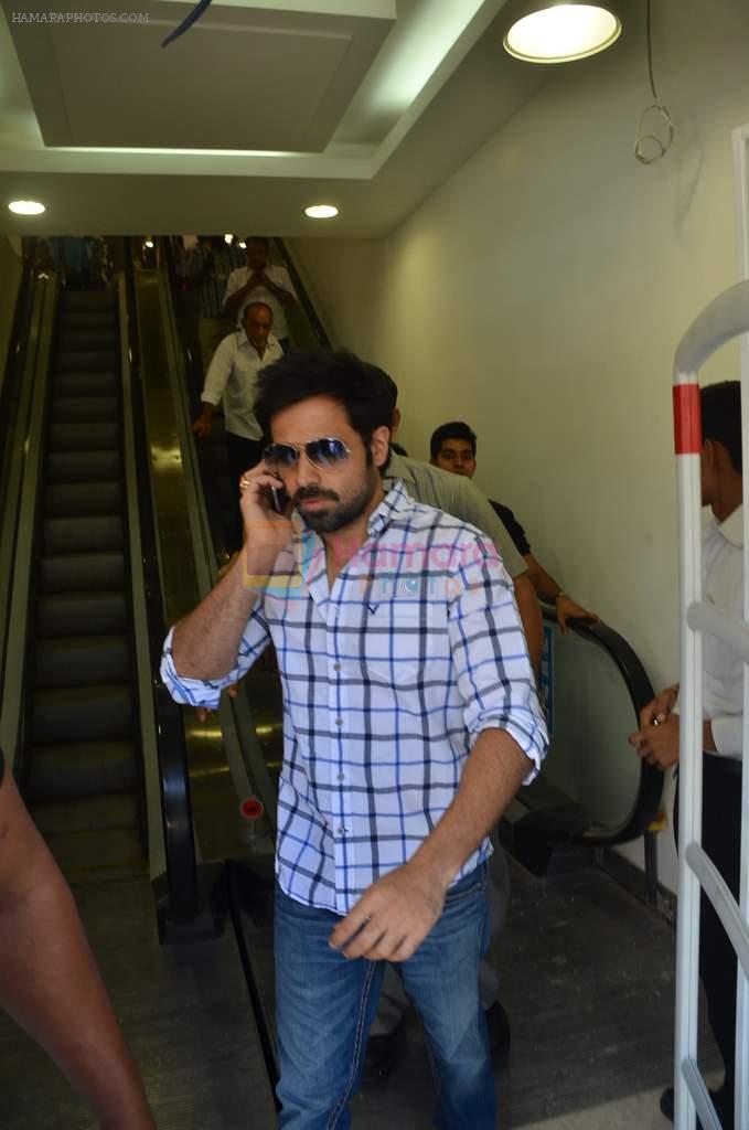 Emraan Hashmi promotes Dirty picture at Reliance Digital in Lokhandwala on 17th Nov 2011