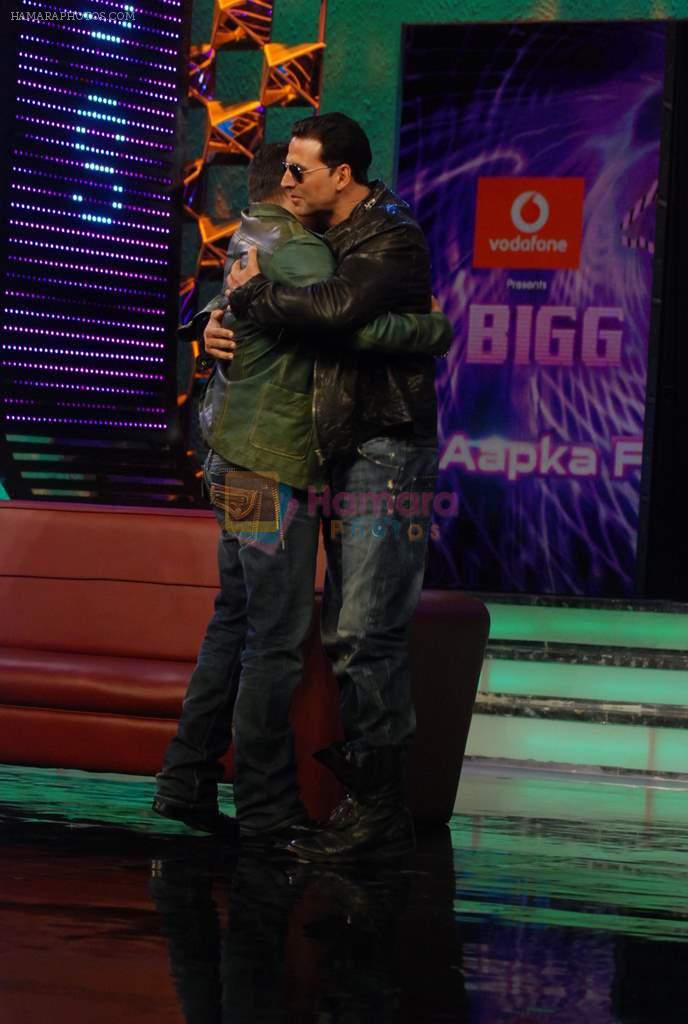 Akshay Kumar, Salman Khan on the sets of Big Boss 5 on 18th Nov 2011
