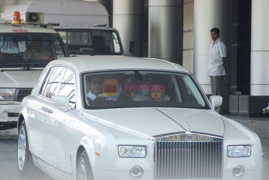 Aishwarya Bachchan, Abhishek Bachchan, Brinda Rai, Amitabh Bachchan leaves for home with her baby in  Jalsa, Pratiksha, Mumbai on 21st Nov 2011